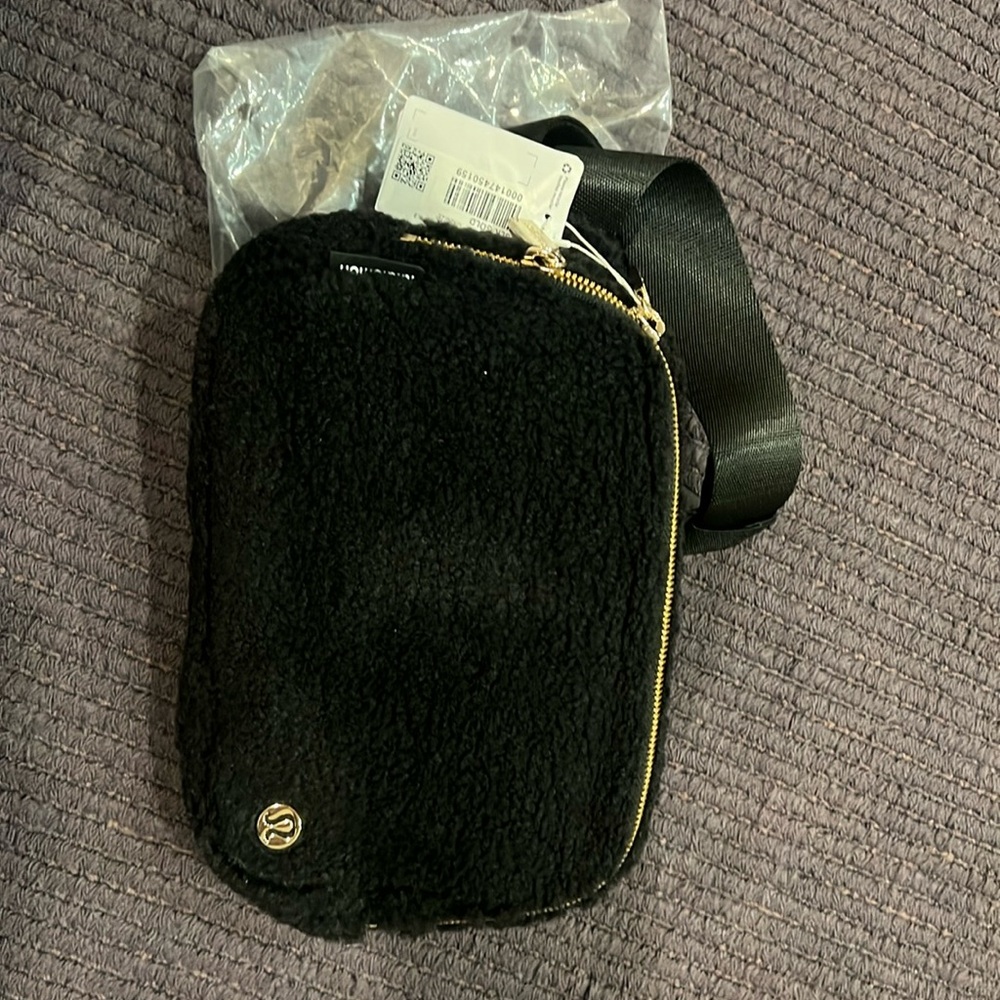 Lululemon everywhere fleece belt bag